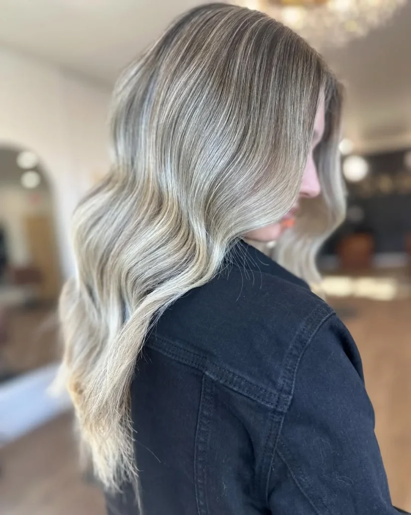 Попелястий blond із затемненим коренем Холодний попелясто-бежевий блонд із темною тінню в корені на довгому волоссі