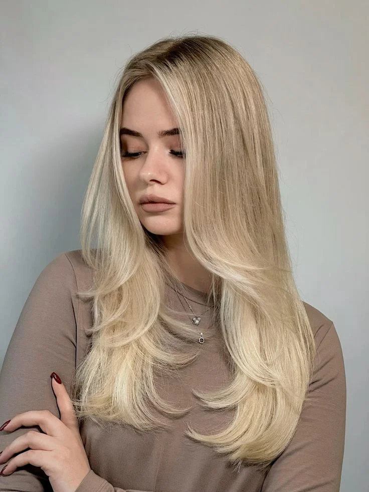 гладкий каскад відтінку butter blonde з проділом по центру і делікатними фликами