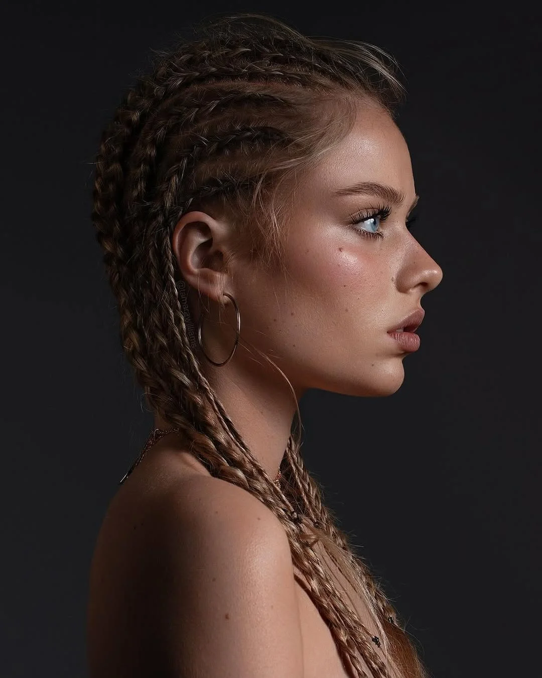 Прямі коси до голови (cornrows) на русявому волоссі, профіль